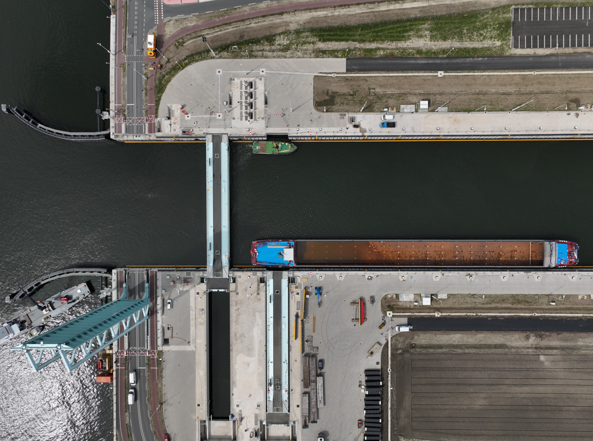 Binnenvaartschip Nieuwe Sluis Terneuzen