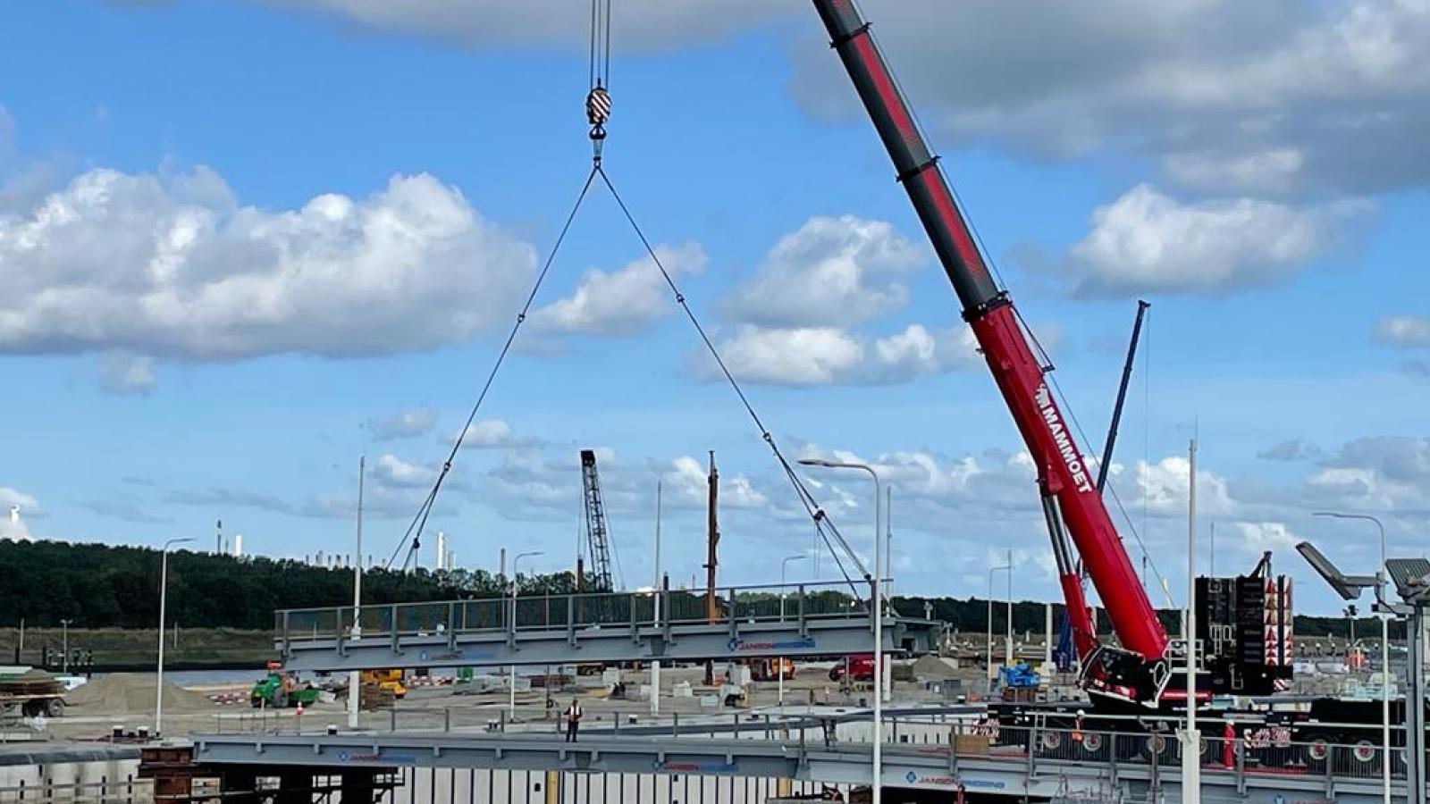 Demontage van de tijdelijke brug over de sluiskolk Demontage van de tijdelijke brug over de sluiskolk