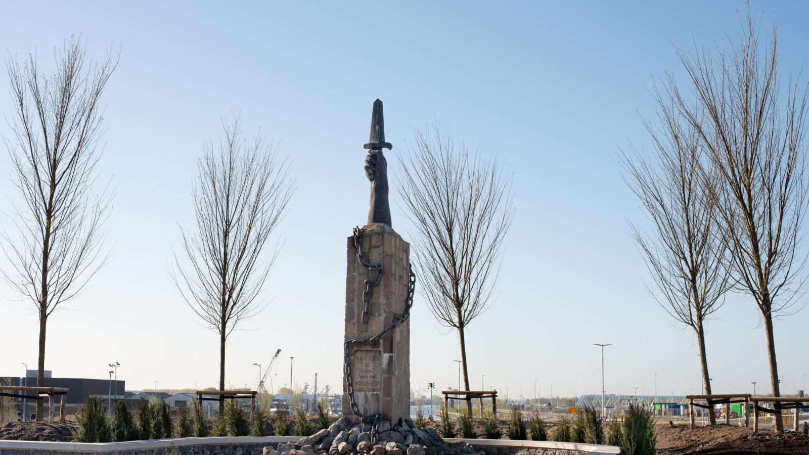 Oorlogsmonument op herdenkingsplein Oorlogsmonument op herdenkingsplein