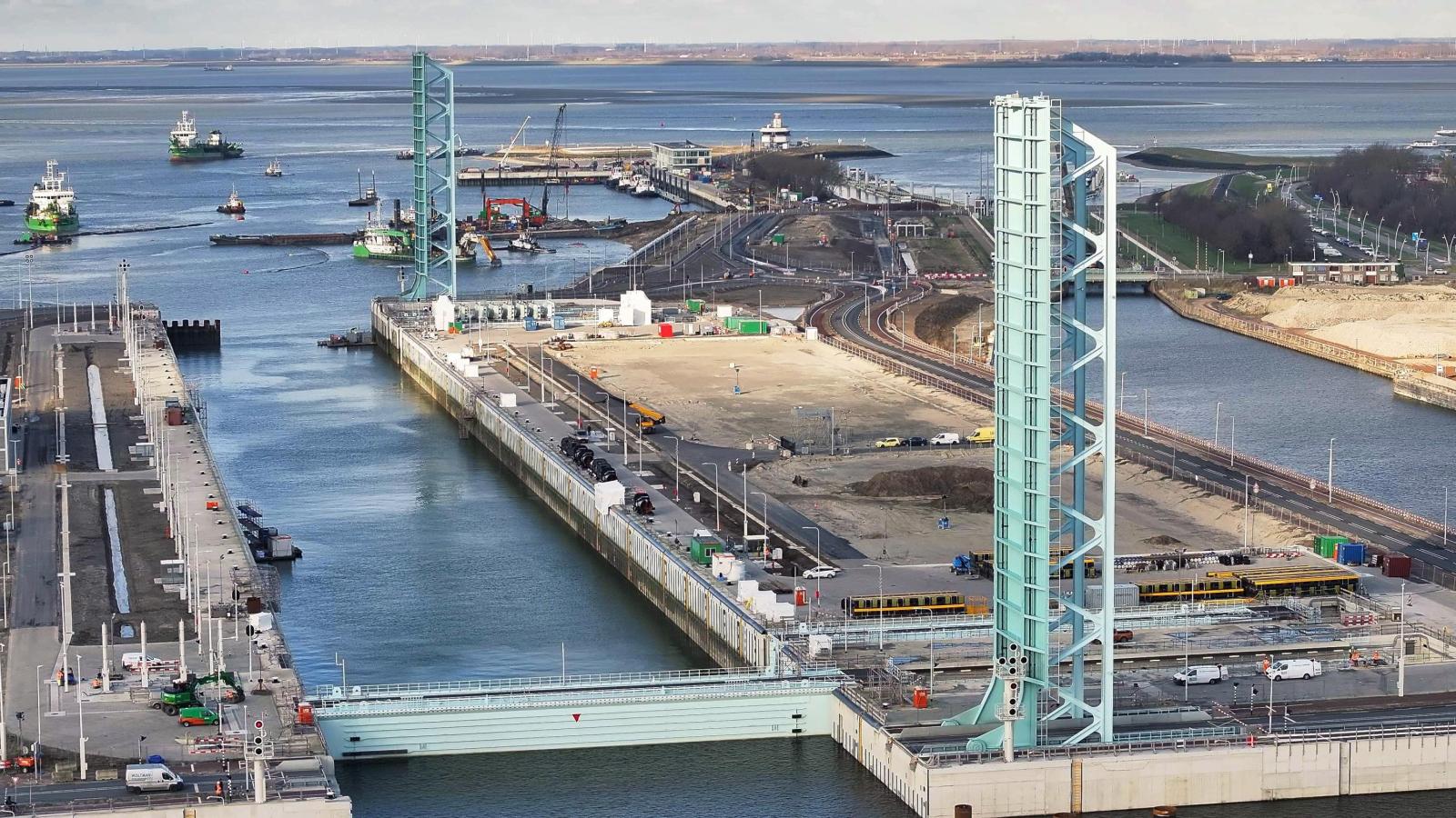 Beide bruggen Nieuwe Sluis omhoog