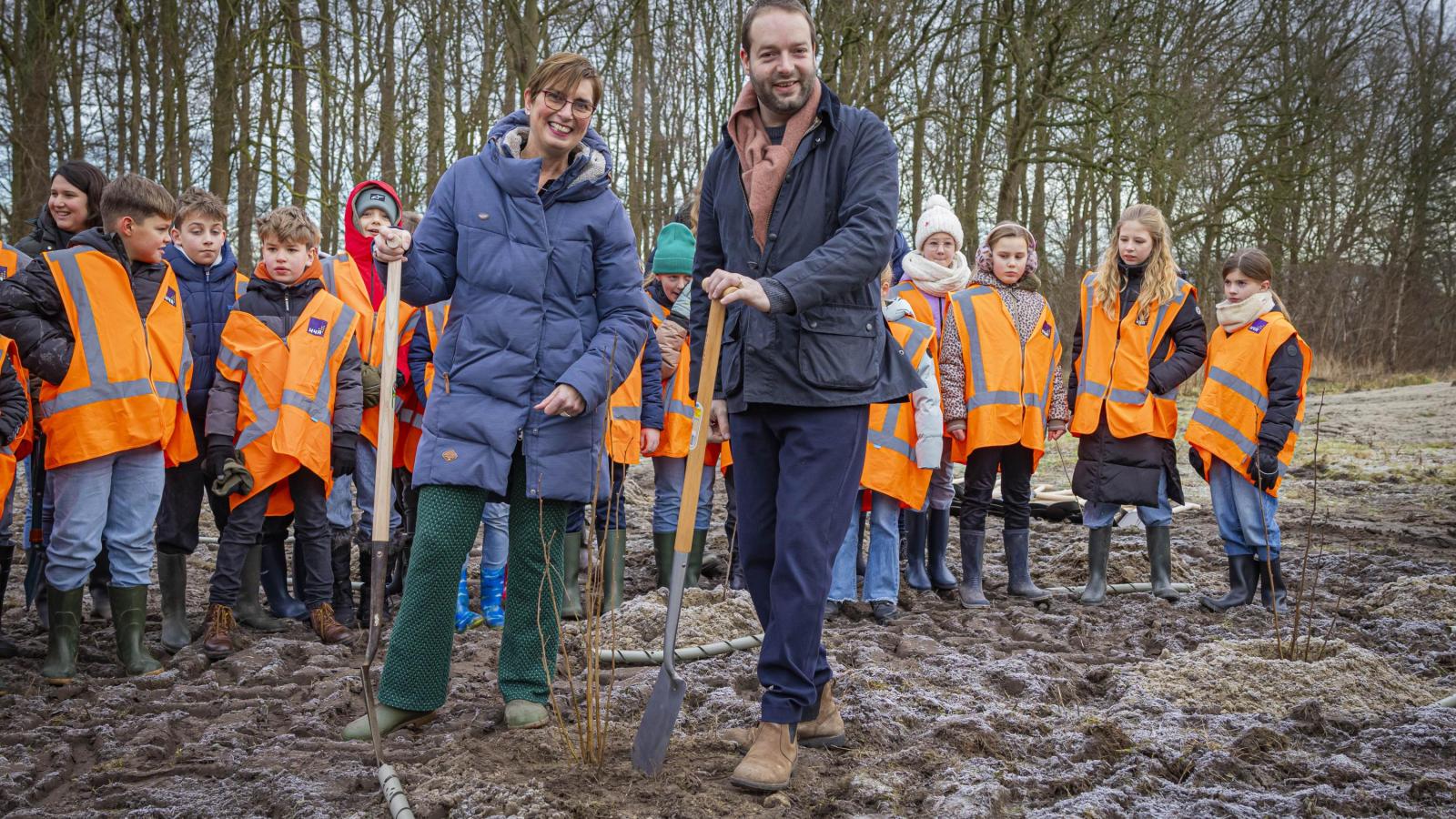 Bomenplanten in het Axelse Bos