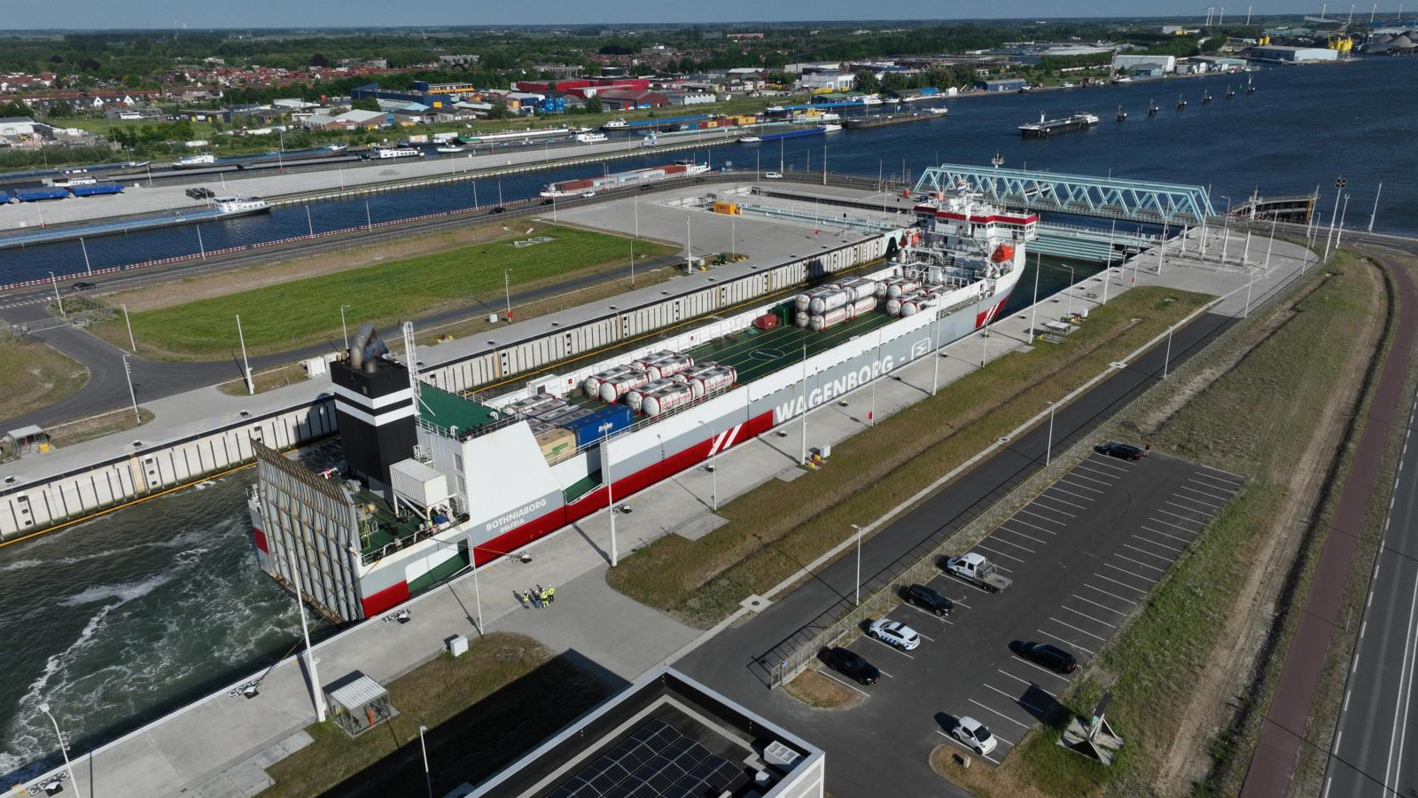 De Bothniaborg in de sluiskolk  