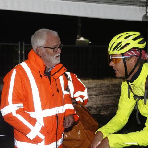 Omgevingsmanager Harm Verbeek in gesprek met fietsers