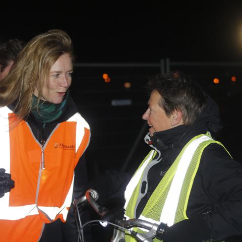 Omgevingsmanager Nancy Vinke van aannemerscombinatie Sassevaart in gesprek met fietsers