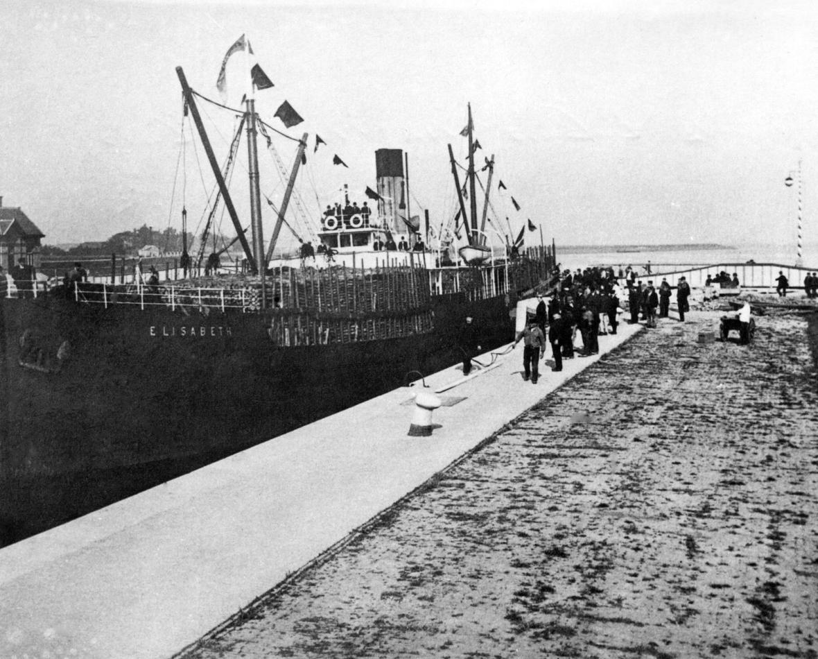 Eerste schip in de Middensluis (1910)