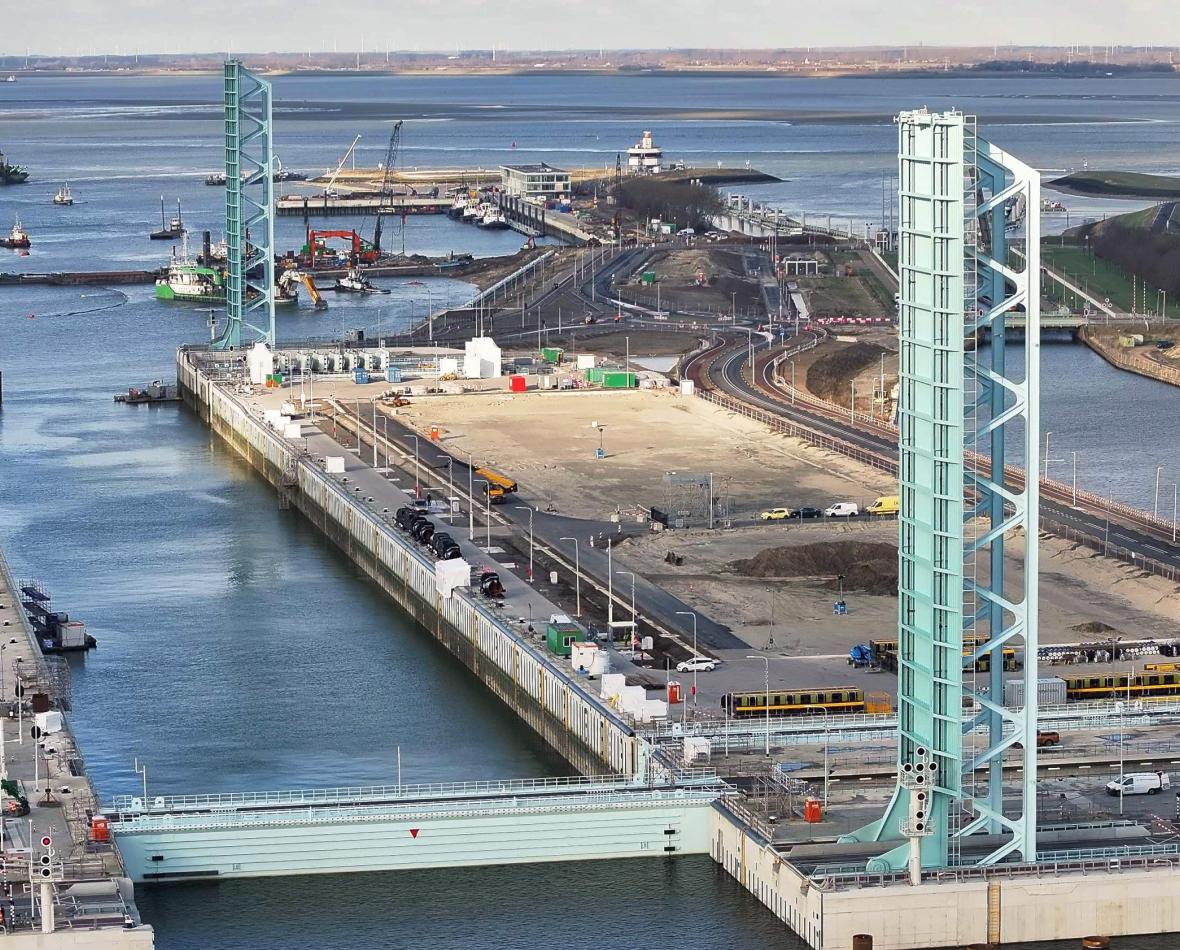 Beide bruggen Nieuwe Sluis omhoog