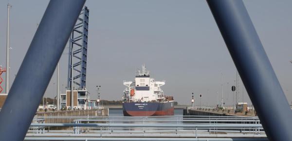 Schip bij de Westsluis