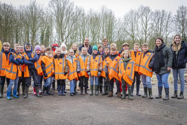 Groep 6/7 van basisschool De Warande plantten de laatste bomen